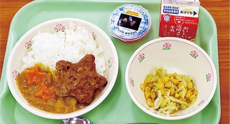 給食のイメージ（写真は市内の小中学校で毎年６月13日に提供される「はやぶさ給食」／昨年の若草小学校）