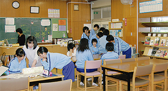 この日は図書館で２年生が校外学習先の鎌倉を、３年生が修学旅行先の京都をテーマに調べ学習を実施した。昨年は寺の防災をテーマにした生徒もいたそう