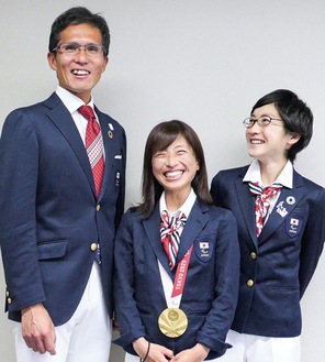 ｢チーム道下｣の(左から)志田さん、道下選手、青山さん＝市スポーツ協会提供写真