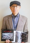 右手で糸魚川大火の左手で東日本大震災の写真集を持つ時田さん。