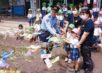 七夕飾りを板垣署長に手渡す園児＝南署提供