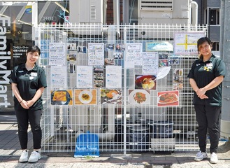 企画した店長の工藤さん（右）と掲示を担当した小野ななみさん。同店横のフェンスにアレンジレシピが並んでいる