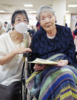 高橋さん（右）と長女の宇梶さん