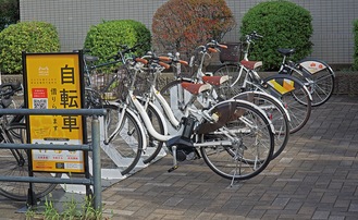 市役所に併設されたステーション。天気に恵まれた10月14日午後２時頃、10台分のラックに対して4台の自転車