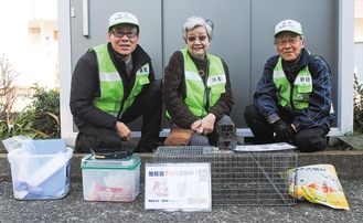 地域猫活動は蛍光緑のジャケットが目印