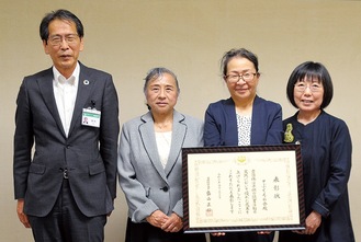 （右から）市役所を訪れた同会の針谷孝子さん、難波恵都子代表、土地政代さんと鈴木教育長