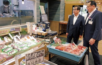 橋本副知事（左）に店内を案内する松木店長