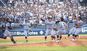 優勝を決めマウンドに集まる東海大相模ナイン