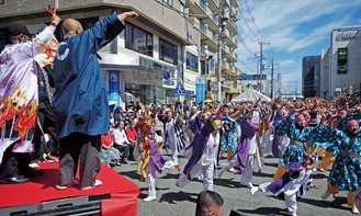 開演の合図となる総踊り