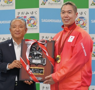 取材に答える萩原選手（右）。「見かけたらぜひ声をかけてください。髪型が特徴的なので、見つけやすいかも」と話していた