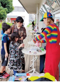 過去イベントでのナタリヤさん＝工藤澄雄さん提供