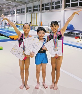 賞状を手に喜びを見せる３人（左から高崎さん、中川さん、會田さん）