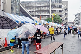 雨でも賑わいを見せた