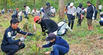 協力して作業するＳＣ相模原のＯＢ選手と児童たち