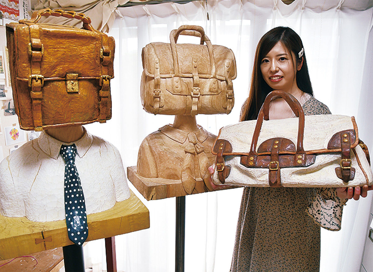 木彫りの鞄がずらり 石山さん 都内で初の個展