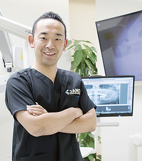 遠藤広規理事長／国立新潟大学歯学部卒業、海外でも多数のインプラント治療を学んだ実績を持つ
