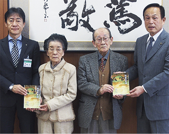 寄贈式に出席した（左から）野村教育長、涌田久子さん、涌田佑さん、加山市長