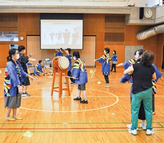 相模湖音頭を地域住民と踊る生徒