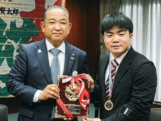 春田選手（右）と本村市長（左）