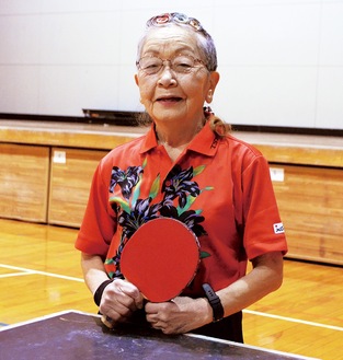 お菓子づくりも趣味だという佐藤さん。手作りのジャムやシフォンケーキを仲間に振舞うことも。｢注文受けますよ｣と笑顔（中央小学校体育館で）