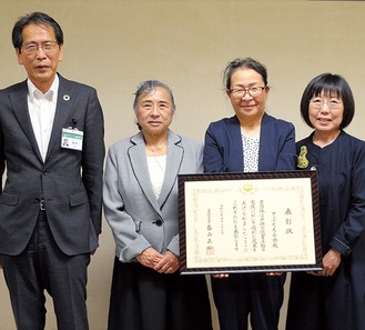 （右から）市役所を訪れた針谷孝子さん、難波恵都子代表、土地政代さんと鈴木教育長