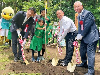 記念植樹に参加する西谷社長、本村市長ら