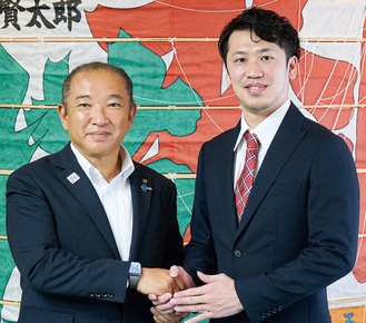 坂井選手（右）と本村市長