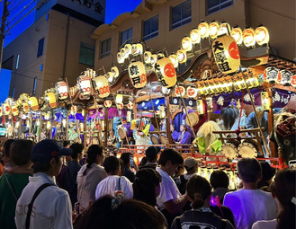 祭りの見どころの一つであるお囃子の「叩き合い」　　　　　　　　　　　　　　写真＝実行委員会提供