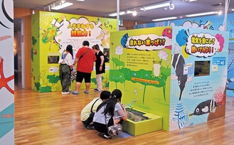 展示を見たり体験したりする来館者たち