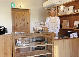 来店を呼び掛ける井上さん