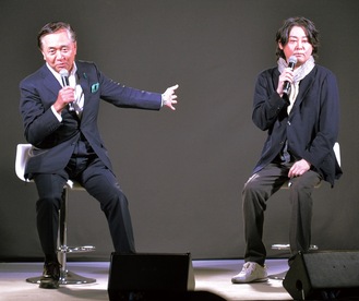 トークショーで話す黒岩知事（左）と河村さん