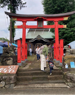 境内や周辺に屋台が並ぶ（前回の様子）