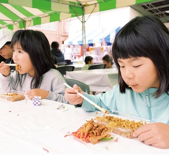 「おいしい」と、焼きそばをほおばる子どもたち