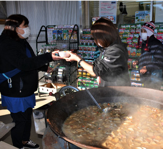 来場者に大鍋で煮た汁物を振る舞う（過去の様子、ＪＡ神奈川つくい提供）