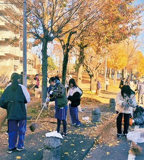 落ち葉を清掃する生徒たち（上九沢団地管理組合提供写真）