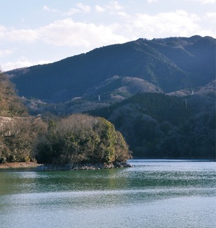 現在の丸山（相模湖公園より臨む）