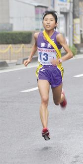 東日本女子駅伝で独走する関根花観選手（11月８日＝福島市内）