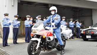 白バイ等の出動を見送る吉田署長(左端)ら