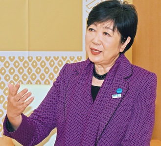 １年を振り返り、新年への思いを語る小池都知事