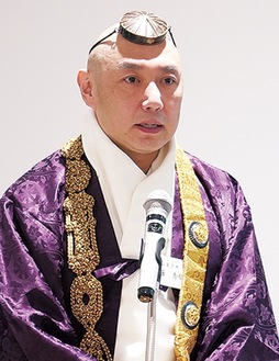 登壇した高尾山薬王院の佐藤貫首