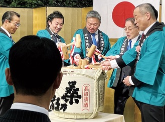 「鏡開き」を行う澤井会頭（右から３人目）ら