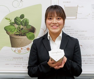 開発した鉢植えを持つ下河邉さん