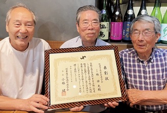 受賞を喜ぶ関係者（左が林会長）