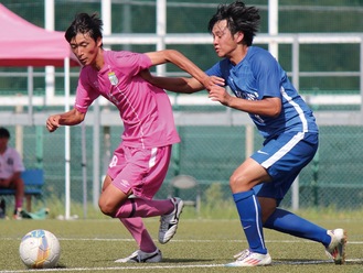 相手と競り合う日大三メンバー（左・池村監督提供写真）