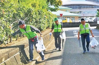 ごみ袋を手に清掃活動