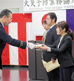 株式会社タウンニュース 相模原支社は「広報業務協力功労」として町田消防署長感謝状を受けました。