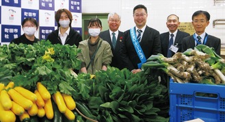 多くの規格外野菜が並べられた贈呈式。右から３人目が小関会長（東ＲＣ提供）