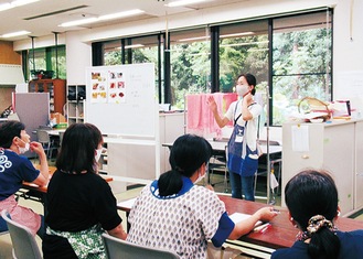 紅花染講習会の様子