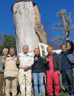 神社の神木前に集う氏子会役員ら