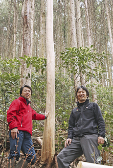 市内の山中で作業をする三木さん（右）と村上さん